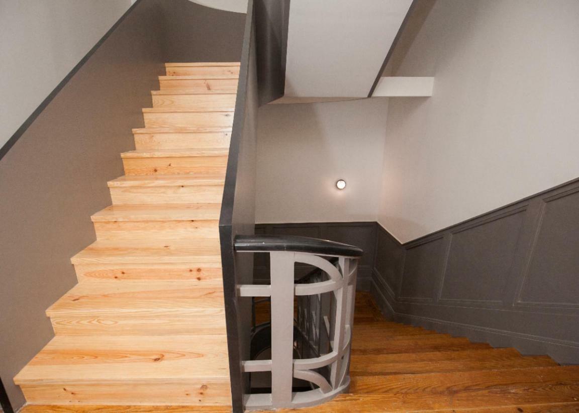 Get Lights And Books In A Flat Apartamento